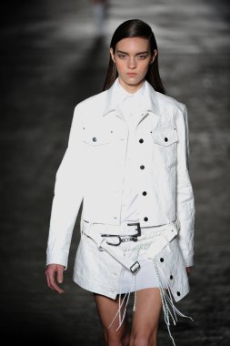 New york, ny - 11 Eylül: bir model new York'ta 11 Eylül 2012 bahar 2013 mercedes-benz moda haftası iskelede 57 dizel siyah altın gösterisi sırasında pist yürür..