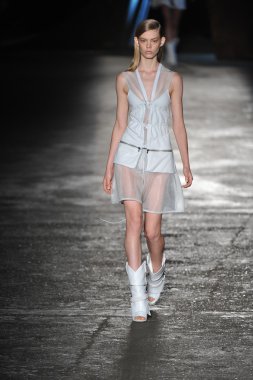 New york, ny - 11 Eylül: bir model new York'ta 11 Eylül 2012 bahar 2013 mercedes-benz moda haftası iskelede 57 dizel siyah altın gösterisi sırasında pist yürür..