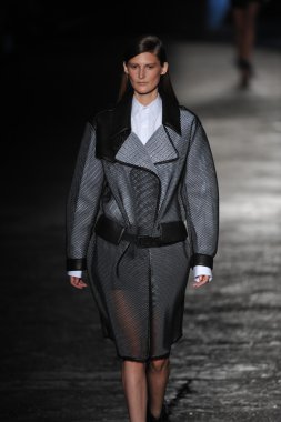 New york, ny - 11 Eylül: bir model new York'ta 11 Eylül 2012 bahar 2013 mercedes-benz moda haftası iskelede 57 dizel siyah altın gösterisi sırasında pist yürür..