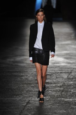 New york, ny - 11 Eylül: bir model new York'ta 11 Eylül 2012 bahar 2013 mercedes-benz moda haftası iskelede 57 dizel siyah altın gösterisi sırasında pist yürür..