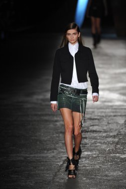 New york, ny - 11 Eylül: bir model new York'ta 11 Eylül 2012 bahar 2013 mercedes-benz moda haftası iskelede 57 dizel siyah altın gösterisi sırasında pist yürür..