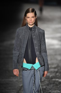 New york, ny - 11 Eylül: bir model new York'ta 11 Eylül 2012 bahar 2013 mercedes-benz moda haftası iskelede 57 dizel siyah altın gösterisi sırasında pist yürür..