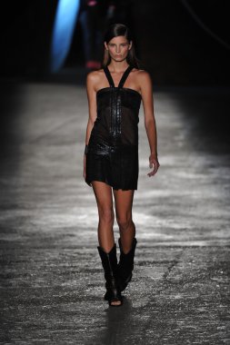 New york, ny - 11 Eylül: bir model new York'ta 11 Eylül 2012 bahar 2013 mercedes-benz moda haftası iskelede 57 dizel siyah altın gösterisi sırasında pist yürür..