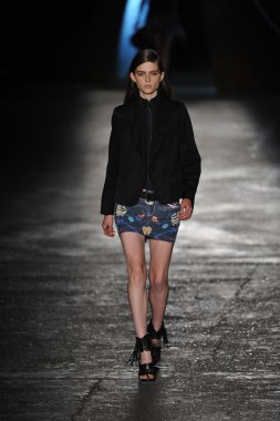 New york, ny - 11 Eylül: bir model new York'ta 11 Eylül 2012 bahar 2013 mercedes-benz moda haftası iskelede 57 dizel siyah altın gösterisi sırasında pist yürür..