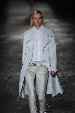 New york, ny - 11 Eylül: bir model new York'ta 11 Eylül 2012 bahar 2013 mercedes-benz moda haftası iskelede 57 dizel siyah altın gösterisi sırasında pist yürür..