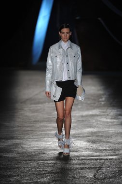 New york, ny - 11 Eylül: bir model new York'ta 11 Eylül 2012 bahar 2013 mercedes-benz moda haftası iskelede 57 dizel siyah altın gösterisi sırasında pist yürür..