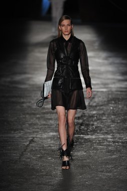 New york, ny - 11 Eylül: bir model new York'ta 11 Eylül 2012 bahar 2013 mercedes-benz moda haftası iskelede 57 dizel siyah altın gösterisi sırasında pist yürür..