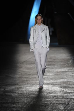 New york, ny - 11 Eylül: bir model new York'ta 11 Eylül 2012 bahar 2013 mercedes-benz moda haftası iskelede 57 dizel siyah altın gösterisi sırasında pist yürür..