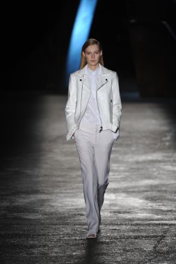 New york, ny - 11 Eylül: bir model new York'ta 11 Eylül 2012 bahar 2013 mercedes-benz moda haftası iskelede 57 dizel siyah altın gösterisi sırasında pist yürür..