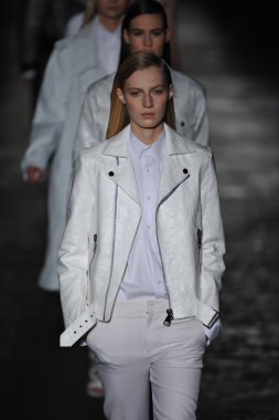 New york, ny - 11 Eylül: bir model new York'ta 11 Eylül 2012 bahar 2013 mercedes-benz moda haftası iskelede 57 dizel siyah altın gösterisi sırasında pist yürür..