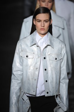 New york, ny - 11 Eylül: bir model new York'ta 11 Eylül 2012 bahar 2013 mercedes-benz moda haftası iskelede 57 dizel siyah altın gösterisi sırasında pist yürür..