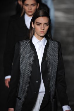New york, ny - 11 Eylül: bir model new York'ta 11 Eylül 2012 bahar 2013 mercedes-benz moda haftası iskelede 57 dizel siyah altın gösterisi sırasında pist yürür..