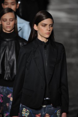 New york, ny - 11 Eylül: bir model new York'ta 11 Eylül 2012 bahar 2013 mercedes-benz moda haftası iskelede 57 dizel siyah altın gösterisi sırasında pist yürür..