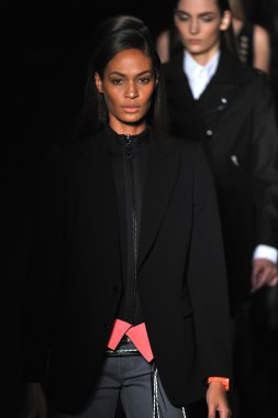 New york, ny - 11 Eylül: bir model new York'ta 11 Eylül 2012 bahar 2013 mercedes-benz moda haftası iskelede 57 dizel siyah altın gösterisi sırasında pist yürür..