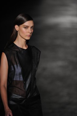 New york, ny - 11 Eylül: bir model new York'ta 11 Eylül 2012 bahar 2013 mercedes-benz moda haftası iskelede 57 dizel siyah altın gösterisi sırasında pist yürür..