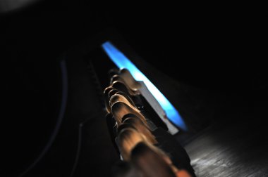 New york, ny - 11 Eylül: bir model new York'ta 11 Eylül 2012 bahar 2013 mercedes-benz moda haftası iskelede 57 dizel siyah altın gösterisi sırasında pist yürür..