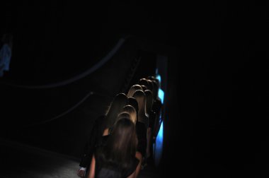 New york, ny - 11 Eylül: bir model new York'ta 11 Eylül 2012 bahar 2013 mercedes-benz moda haftası iskelede 57 dizel siyah altın gösterisi sırasında pist yürür..