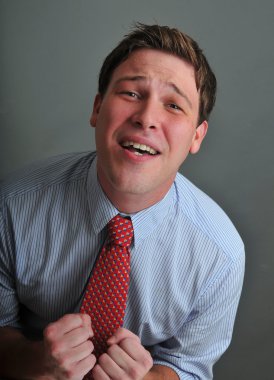 duygusal yüz ifadesi kamera önünde yapma genç erkek oyuncu