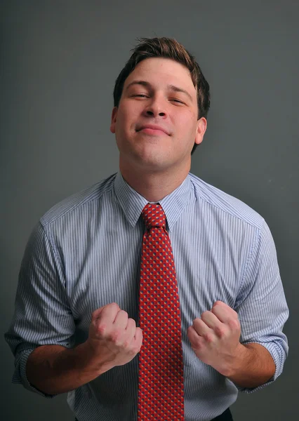 Jovem ator masculino fazendo expressão facial emocional na frente da câmera — Fotografia de Stock