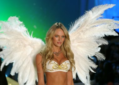 new york - 10 Kasım: victoria gizli defilesi modeli 2010 victoria gizli moda gösterisi sırasında pist yürüyor