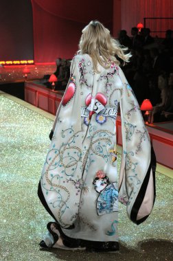 new york - 10 Kasım: victoria gizli defilesi modeli 2010 victoria gizli moda gösterisi sırasında pist yürüyor