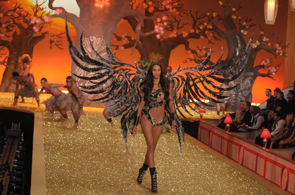 НЬЮ-ЙОРК - 10 ноября: Модель Victoria 's Secret Fashion Show ходит по подиуму во время показа Victoria' s Secret Fashion Show 2010 — стоковое фото