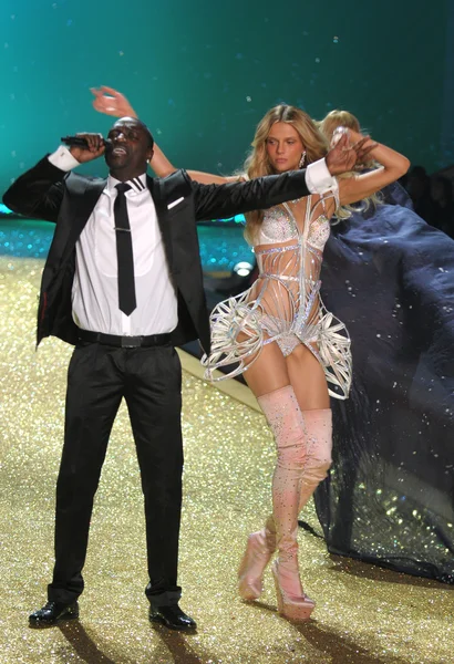 New york - 10. listopadu: zpěvák kanye west provede během 2010 victoria secret módní přehlídka 10 listopad, 2010 v Lexingtonu zbrojnice v new york city. — Stock fotografie