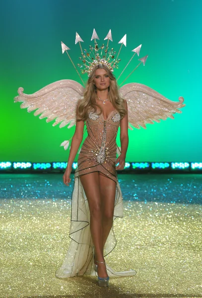 НЬЮ-ЙОРК - 10 ноября: Модель Victoria 's Secret Fashion Show ходит по подиуму во время показа Victoria' s Secret Fashion Show 2010 — стоковое фото