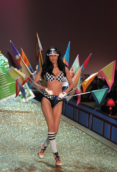 Нью-Йорк - 10 листопада: Вікторія секрет моди шоу модель прогулянки на злітно-посадкової смуги — стокове фото