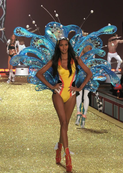 NEW YORK - NOVEMBER 10: Victoria's Secret Fashion Show model walks the runway during the 2010 Victoria's Secret Fashion Show — Stock Photo, Image