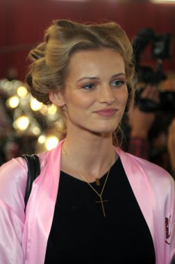 new york - 10 Kasım: 2010 victoria gizli moda gösterisi sırasında kuliste victoria secret modeli almak Edita vilkeviciute hazır