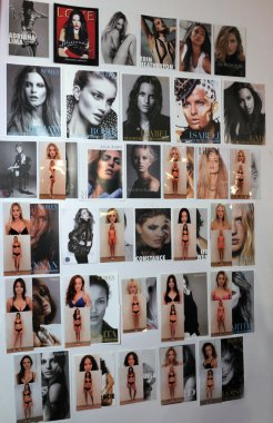 New York - 10 Kasım: Victoria's Secret modelleri topsheet sahne arkasında 2010 Victoria's Secret Fashion Show sırasında