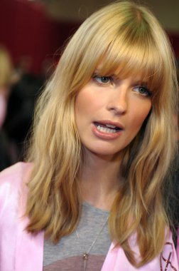 new york - 10 Kasım: victoria gizli modeli Julia Stegner 2010 victoria gizli moda gösterisi sırasında kuliste hazırlanıyor