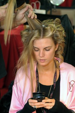 New York - 10 Kasım: Victoria's Secret modeli Maryna Linchuk 2010 Victoria's Secret Fashion Show sırasında kuliste hazırlanıyor