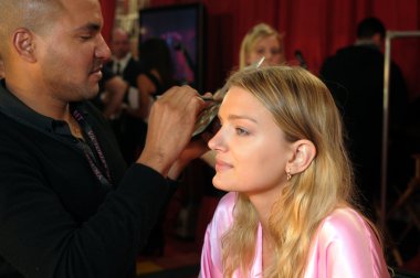 New York - 10 Kasım: Victoria's Secret modeli Lily Donaldson 2010 Victoria's Secret Fashion Show sırasında kuliste hazırlanıyor