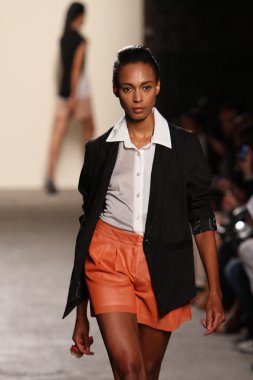 New york, ny - Eylül 05: model Daire 4 köşe pist yürür