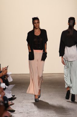 New york, ny - Eylül 05: modelleri yürümek pist 4 köşe daire