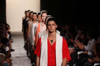 New york, ny - Eylül 05: modelleri yürümek pist 4 köşe daire