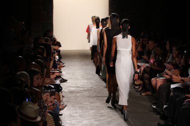 New york, ny - Eylül 05: modelleri yürümek pist 4 köşe daire