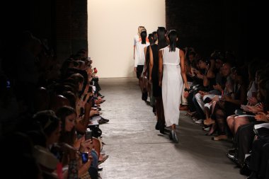 New york, ny - Eylül 05: modelleri yürümek pist 4 köşe daire