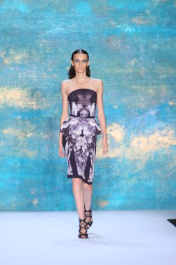 New York, Ny - Eylül 08: A Model Monique Lhuillier defile pist yürür