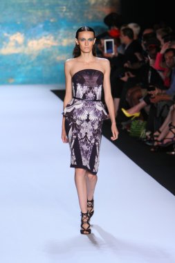 New York, Ny - Eylül 08: A Model Monique Lhuillier defile pist yürür