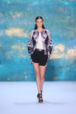 New York, Ny - Eylül 08: A Model Monique Lhuillier defile pist yürür