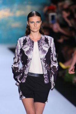 New York, Ny - Eylül 08: A Model Monique Lhuillier defile pist yürür