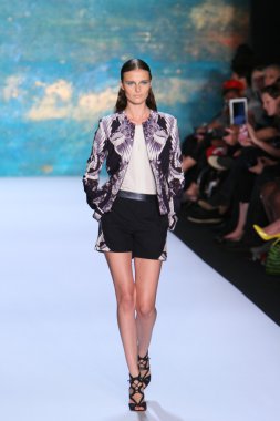 New York, Ny - Eylül 08: A Model Monique Lhuillier defile pist yürür