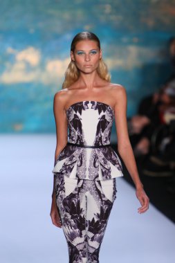 New York, Ny - Eylül 08: A Model Monique Lhuillier defile pist yürür