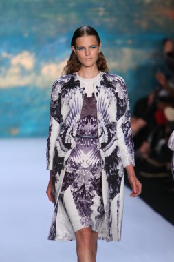 New York, Ny - Eylül 08: A Model Monique Lhuillier defile pist yürür