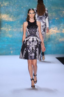 New York, Ny - Eylül 08: A Model Monique Lhuillier defile pist yürür