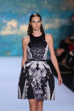 New York, Ny - Eylül 08: A Model Monique Lhuillier defile pist yürür