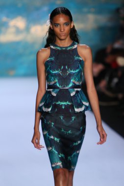 New York, Ny - Eylül 08: A Model Monique Lhuillier defile pist yürür